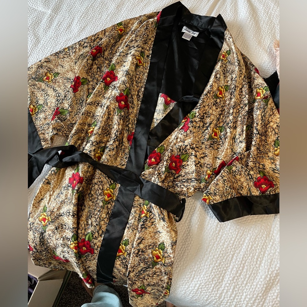 Vintage vanity fair robe